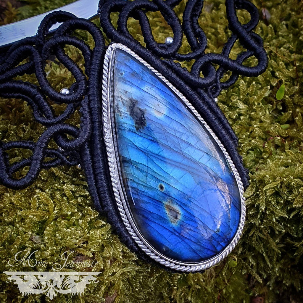 Collier Torque plastron Labradorite bleue et Micro-macramé noir - Collier Bohème, boho chic, féerique, collier elfique