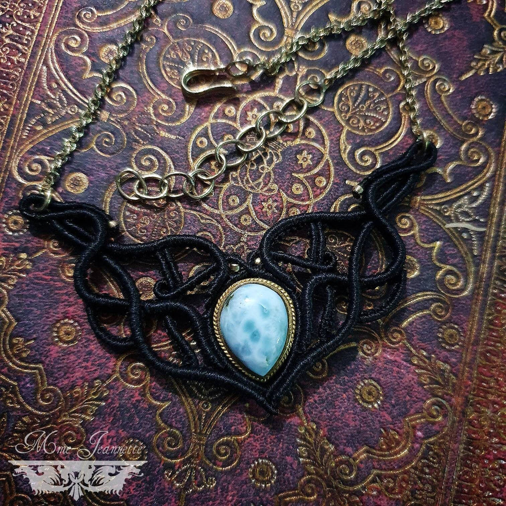Mini plastron Micro-macramé noir et Larimar - Collier Bohème Made in France