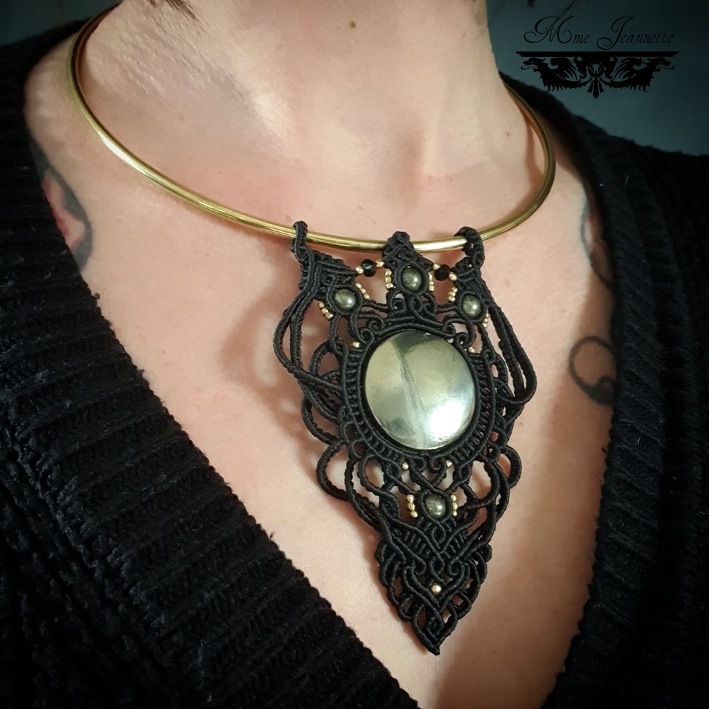 Collier Torque Plastron Pendentif Micro-Macramé - Améthyste & Pyrite - Collier chic