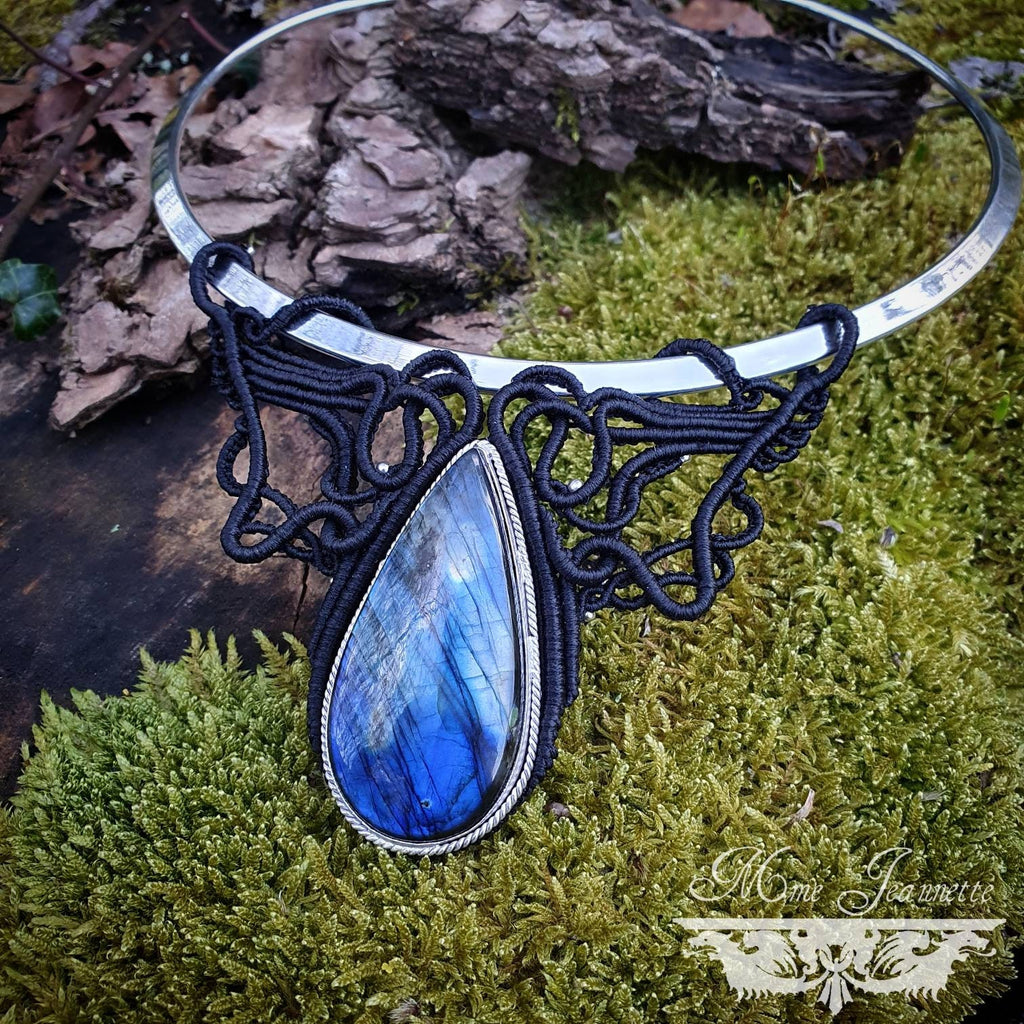Collier Torque plastron Labradorite bleue et Micro-macramé noir - Collier Bohème, boho chic, féerique, collier elfique