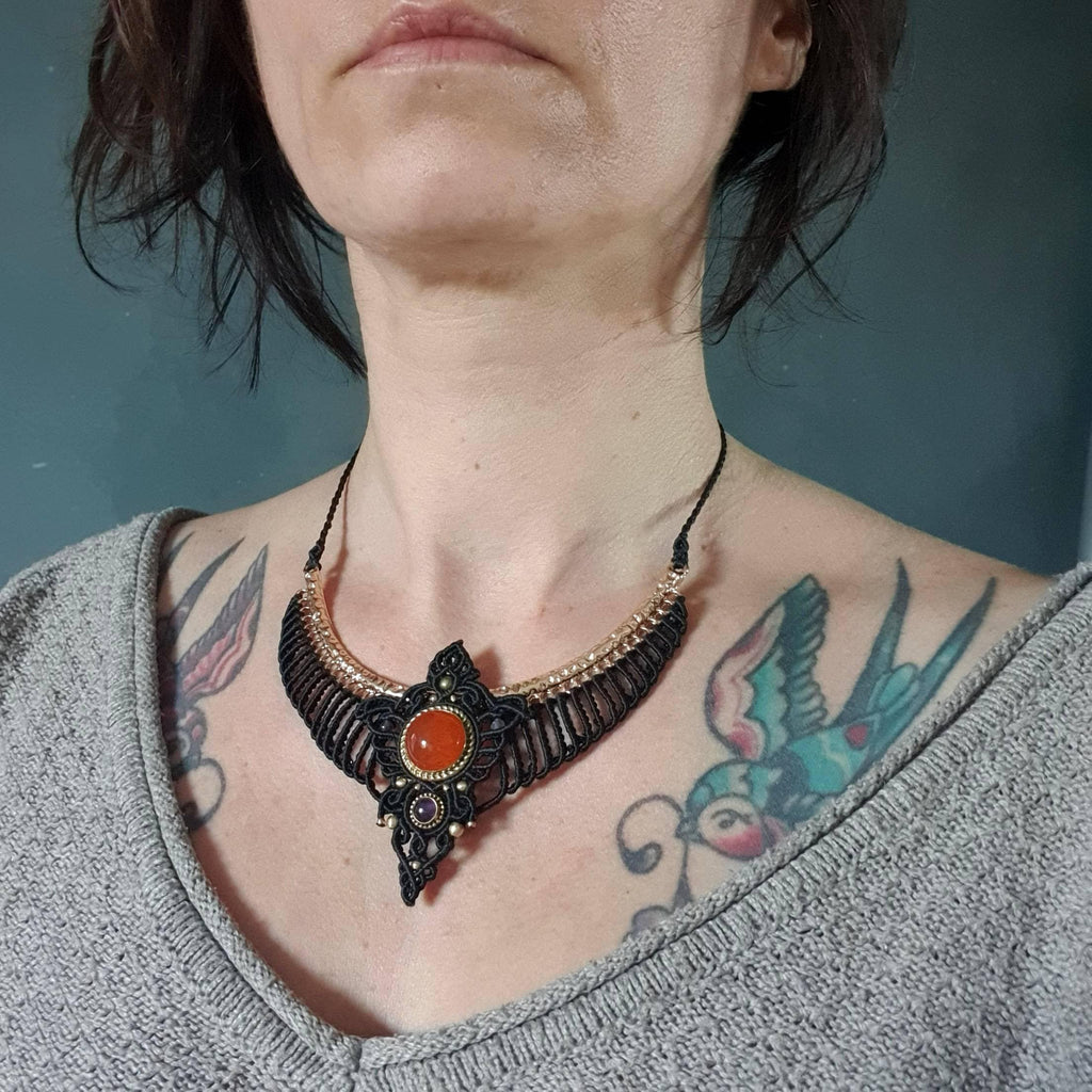 Collier plastron Cornaline & Améthyste - Micro-macramé noir - Bohème, ethnique