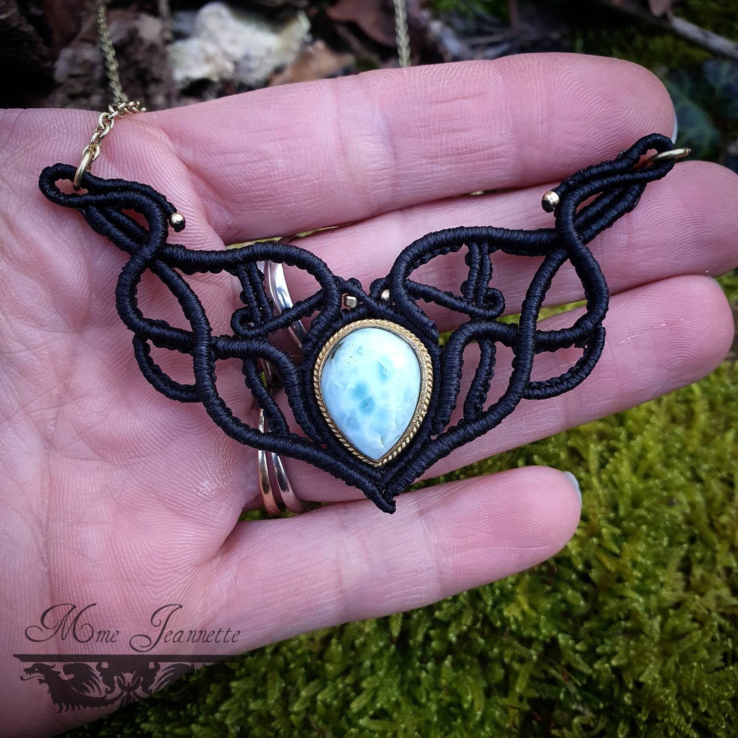 Mini plastron Micro-macramé noir et Larimar - Collier Bohème Made in France