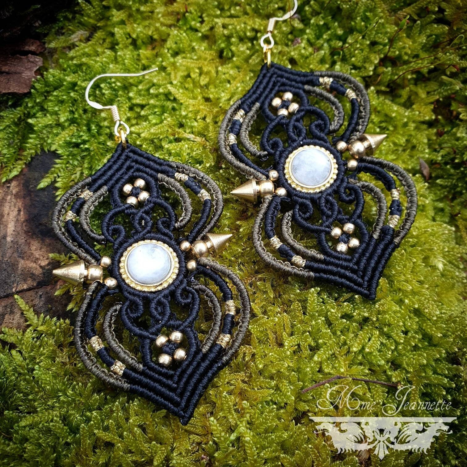 Boucles d'oreilles Micro-macramé noir, kaki et doré avec Péristérite - Boucles d'oreilles Bohèmes avec spikes