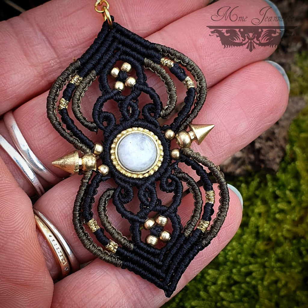 Boucles d'oreilles Micro-macramé noir, kaki et doré avec Péristérite - Boucles d'oreilles Bohèmes avec spikes