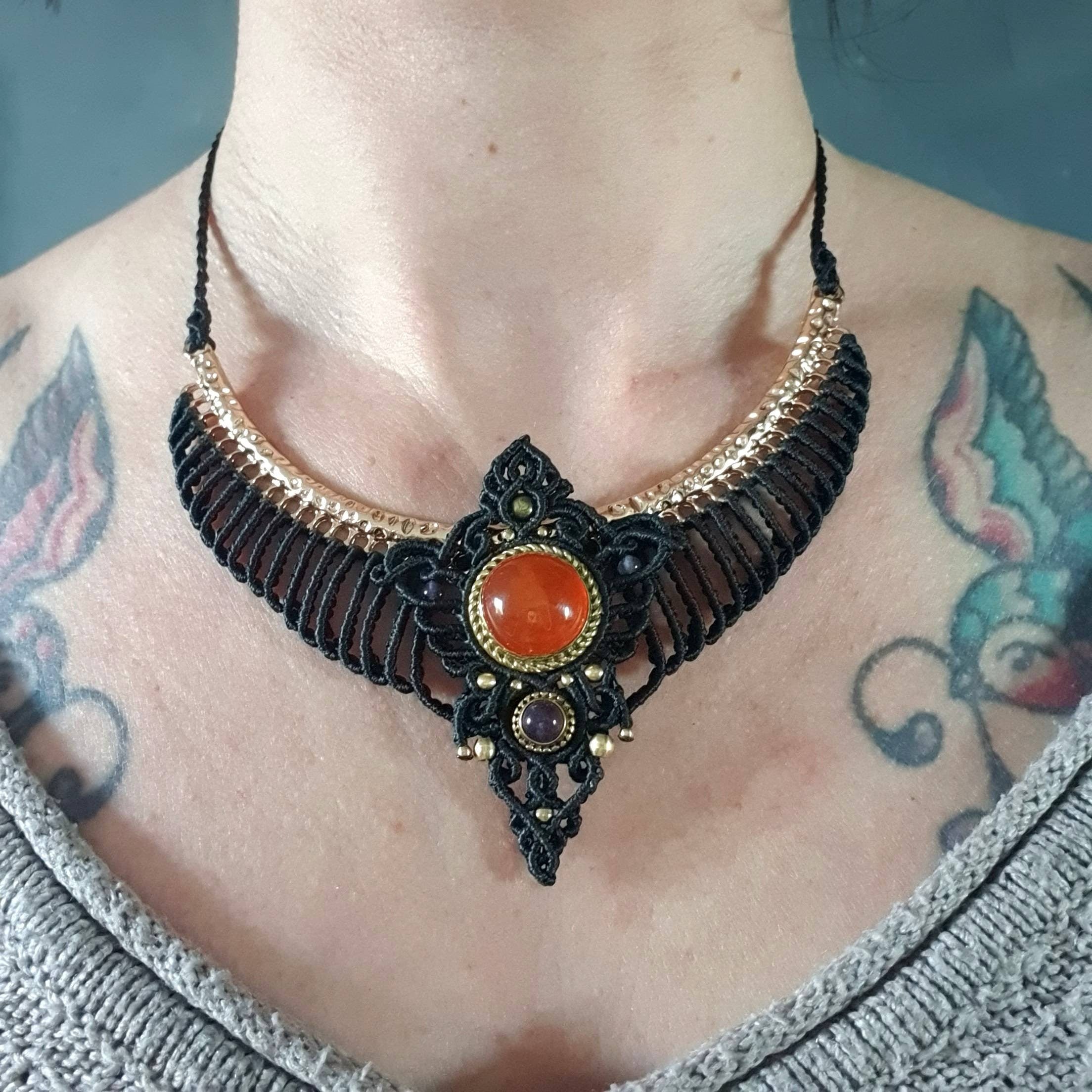 Collier plastron Cornaline & Améthyste - Micro-macramé noir - Bohème, ethnique