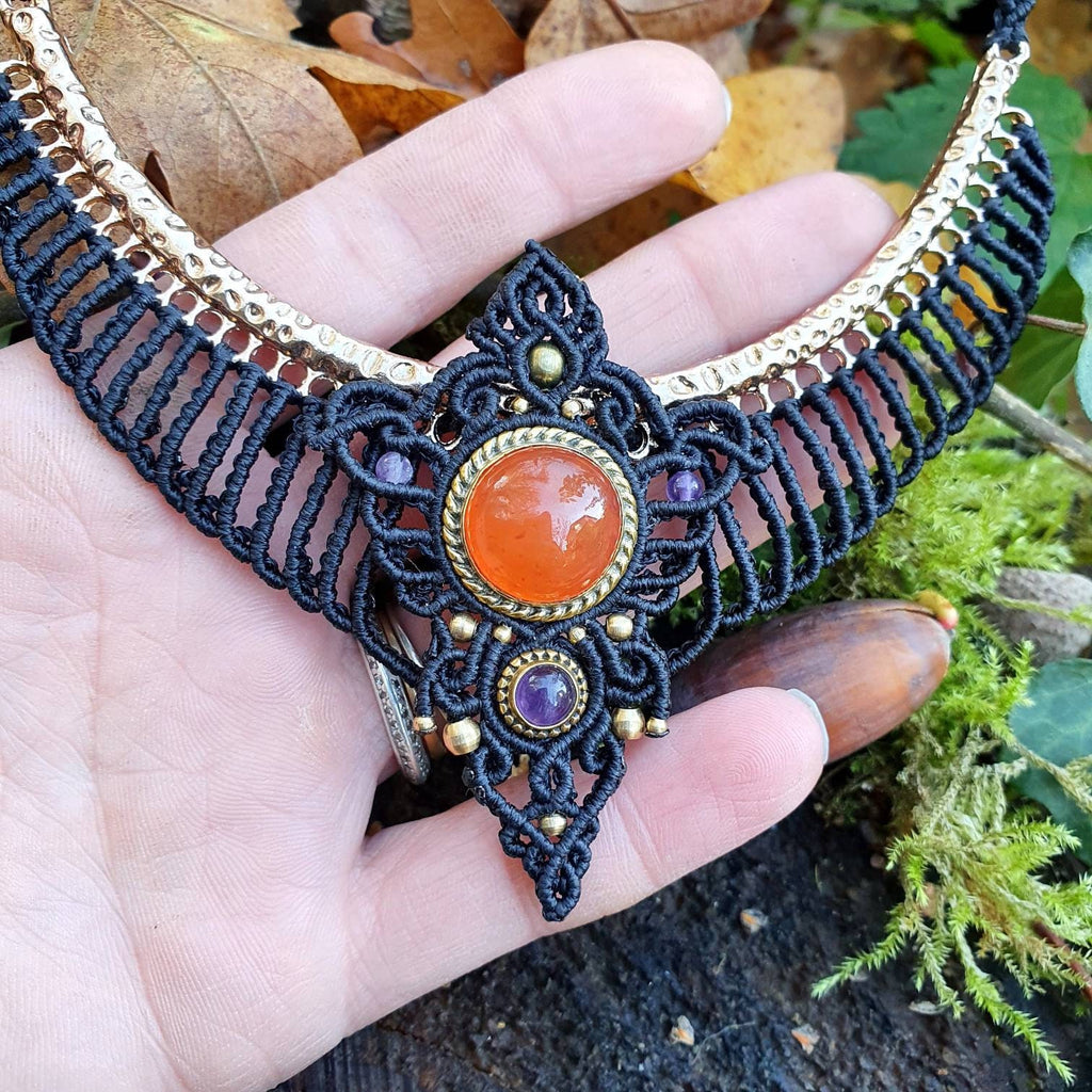 Collier plastron Cornaline & Améthyste - Micro-macramé noir - Bohème, ethnique