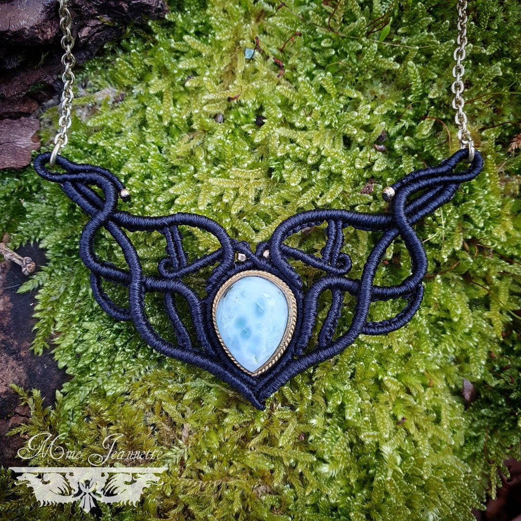 Mini plastron Micro-macramé noir et Larimar - Collier Bohème Made in France