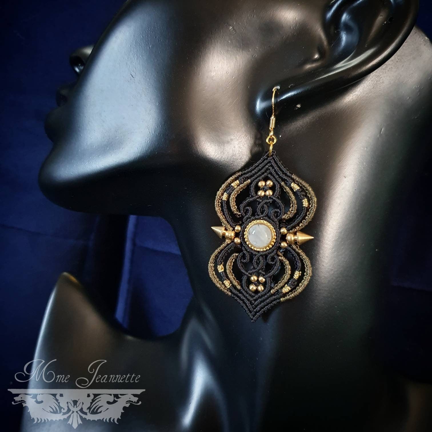 Boucles d'oreilles Micro-macramé noir, kaki et doré avec Péristérite - Boucles d'oreilles Bohèmes avec spikes