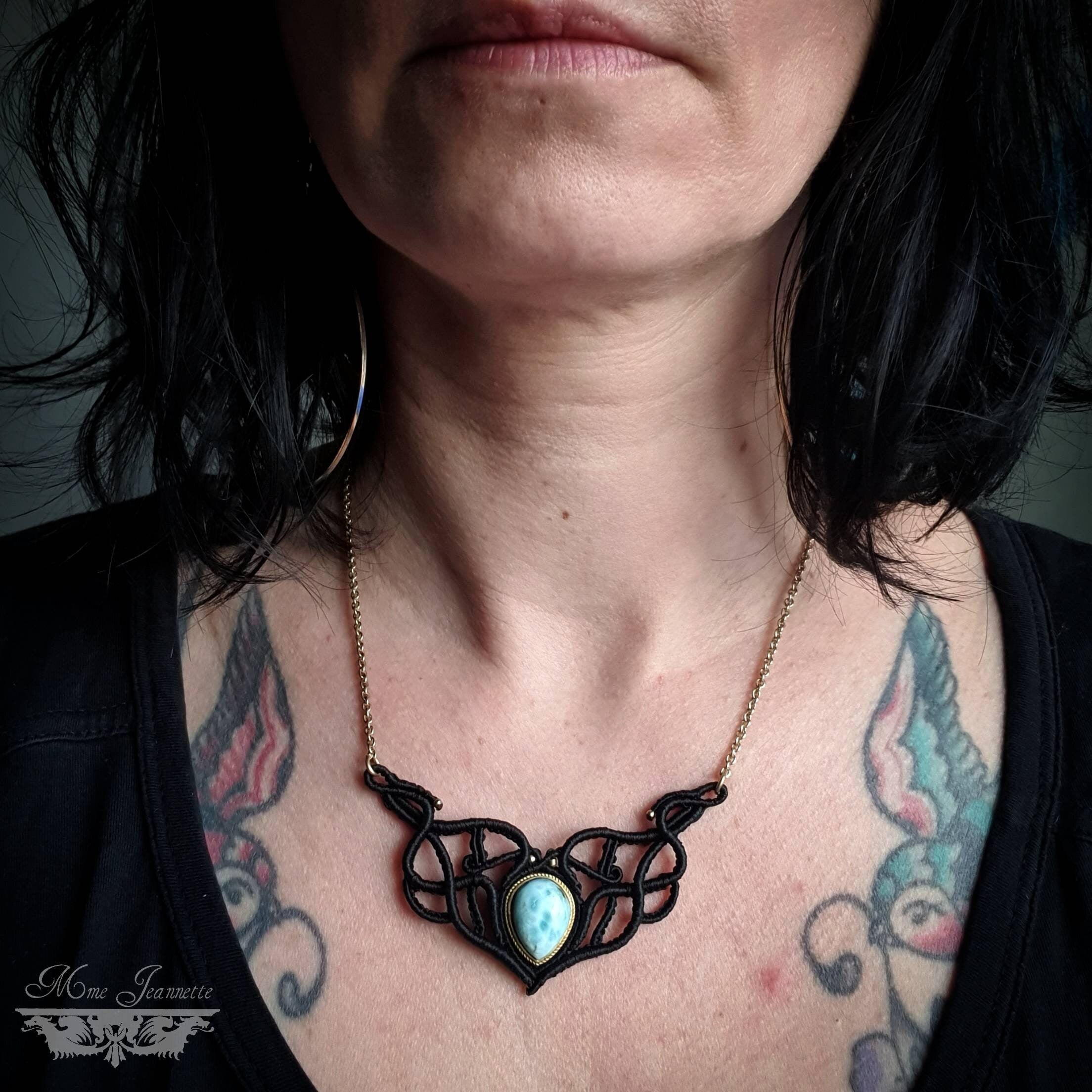 Mini plastron Micro-macramé noir et Larimar - Collier Bohème Made in France